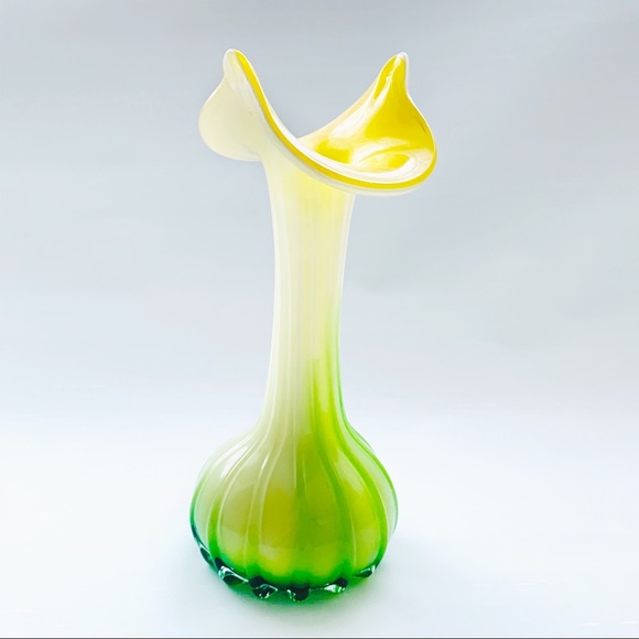 Vintage Calla Lily Shaped Twisted Art Glass Vase - Picture 3 of 11
